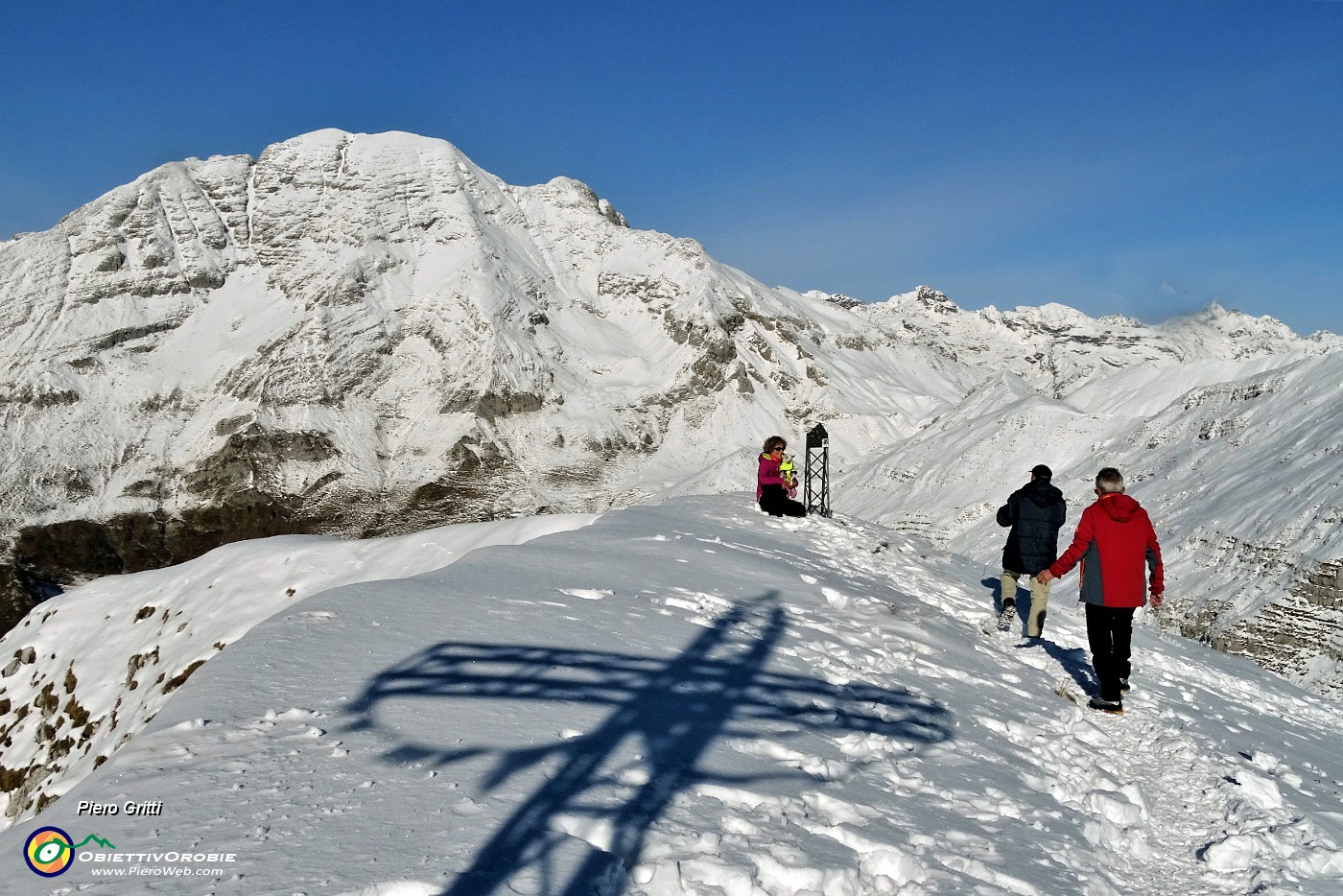 54 Foto di vetta con l'ombra della  croce di Cima Grem (2049 m) e da sfondo l'Arera.JPG -                                